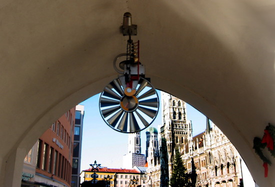 Vista del ayuntamiento de Munich bajo un arco